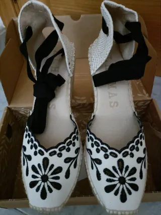 Alpargatas artesanales cuña bordadas negro y blanc