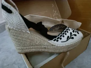 Alpargatas artesanales cuña bordadas negro y blanc