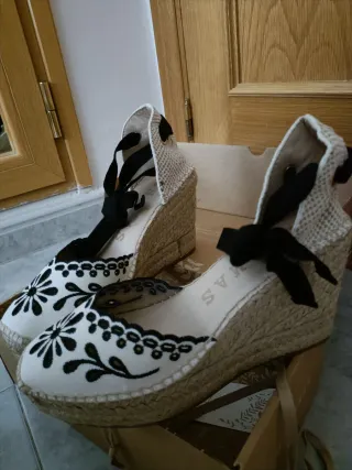 Alpargatas artesanales cuña bordadas negro y blanc