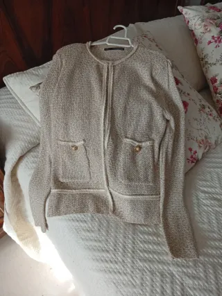 Rebeca beige y dorada