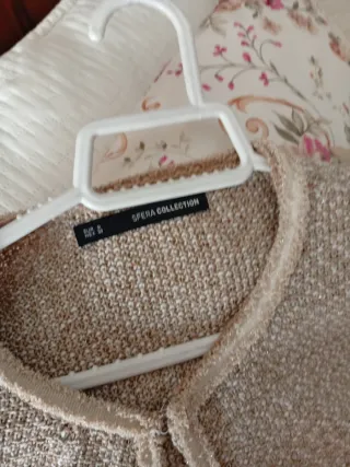 Rebeca beige y dorada