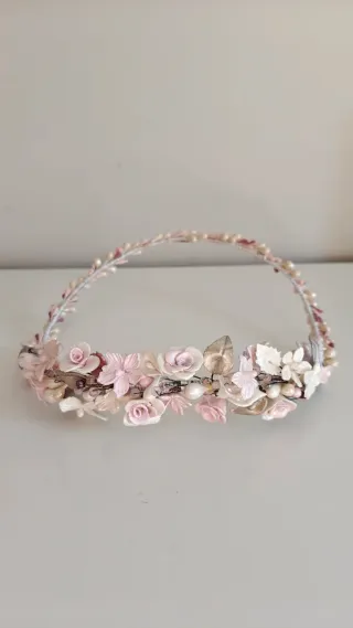 Tiara de porcelana flores y perlas para novias