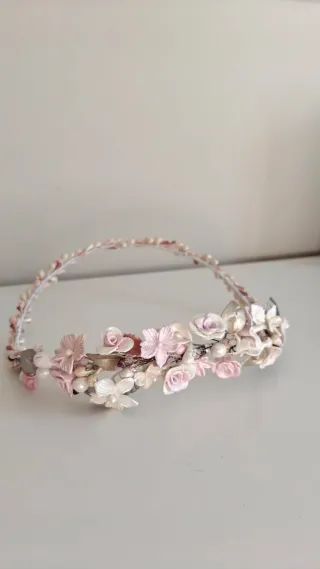 Tiara de porcelana flores y perlas para novias