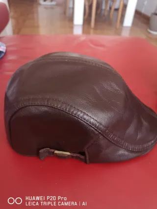 Gorra de piel de oveja.