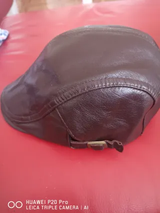 Gorra de piel de oveja.