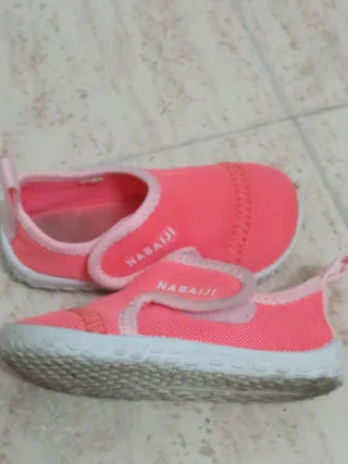 Escarpines naranja para niño. Talla 14, 14.5