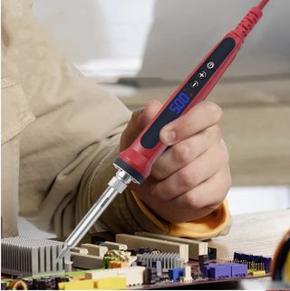 Multímetro y soldador de estaño con maletín.