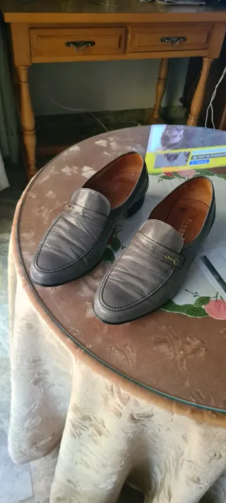 Zapatos de vestir ARTESANOS piel gris y cuero.