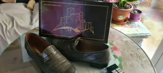 Zapatos de vestir ARTESANOS piel gris y cuero.