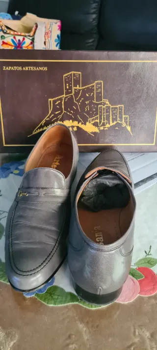 Zapatos de vestir ARTESANOS piel gris y cuero.