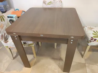 Mesa comedor extensible 90x90 de color marrón