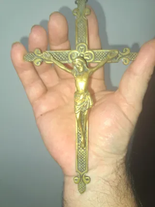 Cruz de pared antigua de bronce