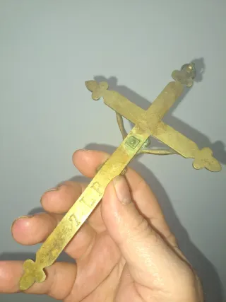 Cruz de pared antigua de bronce