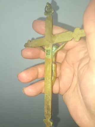 Cruz de pared antigua de bronce