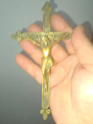 Cruz de pared antigua de bronce