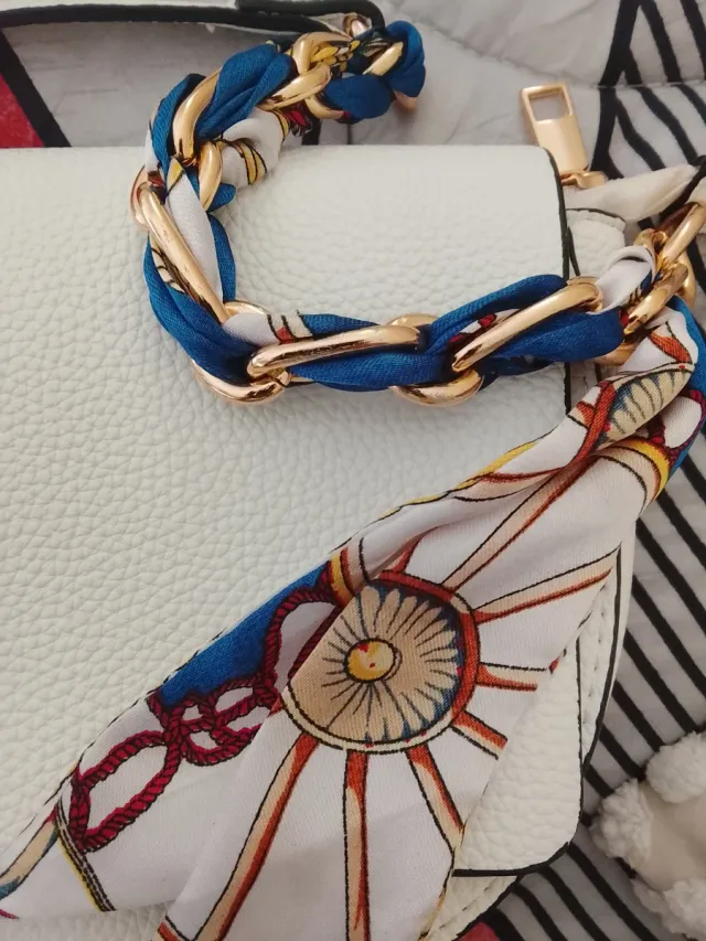 Bolso blanco bandolera con pañuelo
