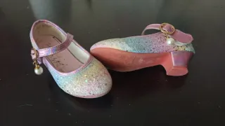 Zapatos de tacón niña talla 26 purpurina arcoíris.