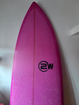 Tabla de surf rosa Medidas: 6'3.   38,8 litros.