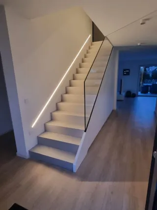 Escaleras interiores y alicatados