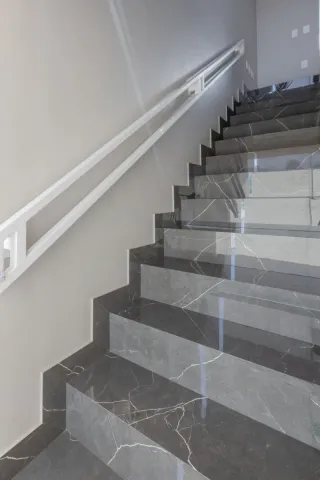 Escaleras interiores y alicatados