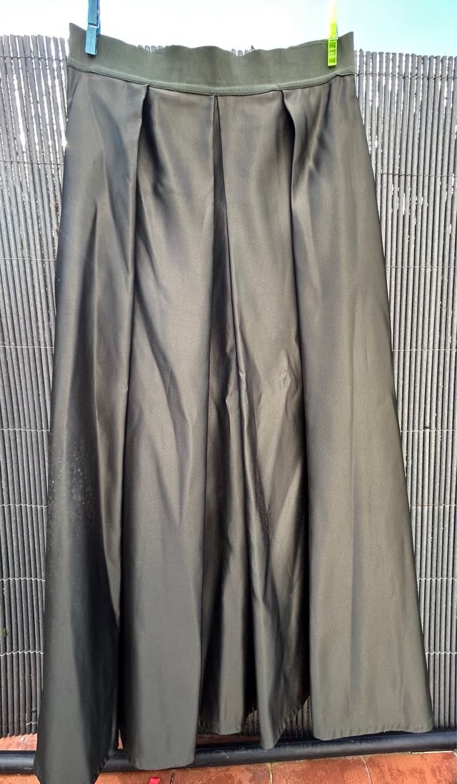 Falda Alpha Studio verde oliva plisada