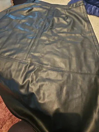 Falda Zara efecto piel negra