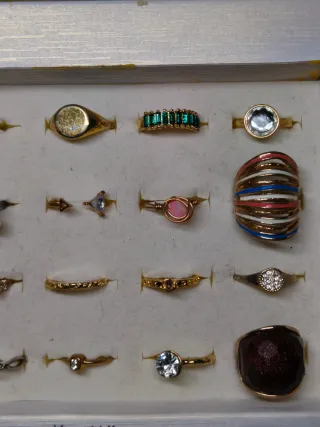 Lote de 24 anillos dorados y plateados con defecto