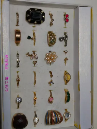 Lote de 24 anillos dorados y plateados con defecto