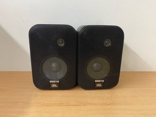 Altavoces JBL Control One Negros