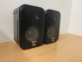 Altavoces JBL Control One Negros
