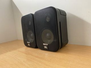 Altavoces JBL Control One Negros