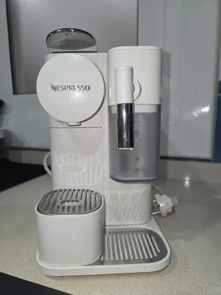 Cafetera Nespresso DeLonghi Lattissima One