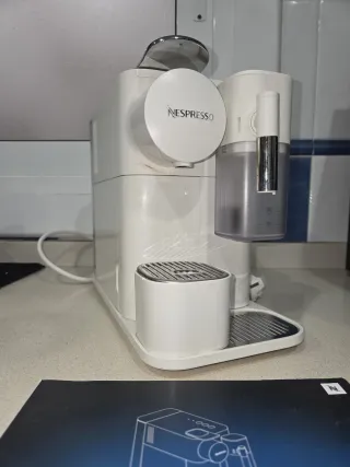 Cafetera Nespresso DeLonghi Lattissima One