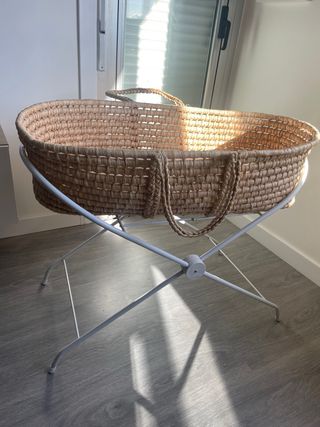 Moisés de mimbre con soporte