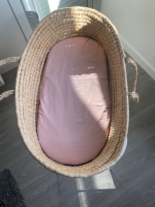 Moisés de mimbre con soporte