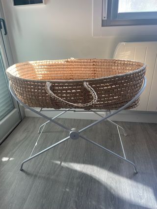 Moisés de mimbre con soporte