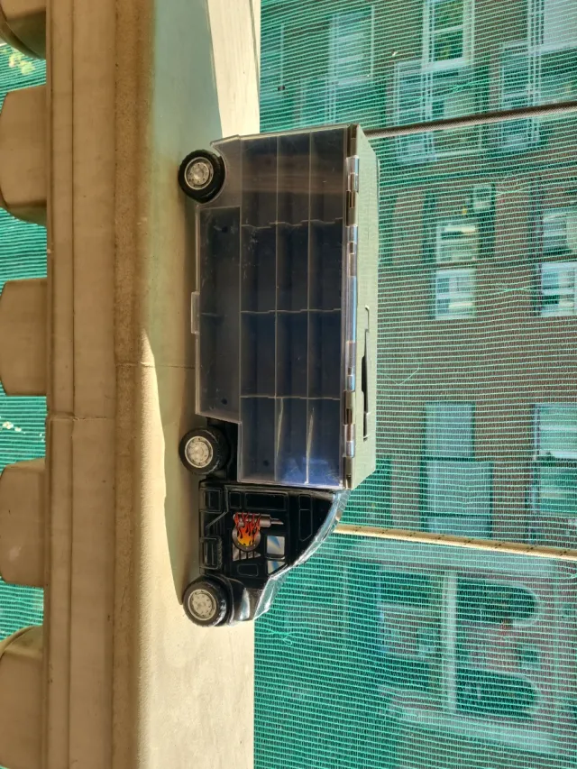 Camion transporta coches 28 coches en total