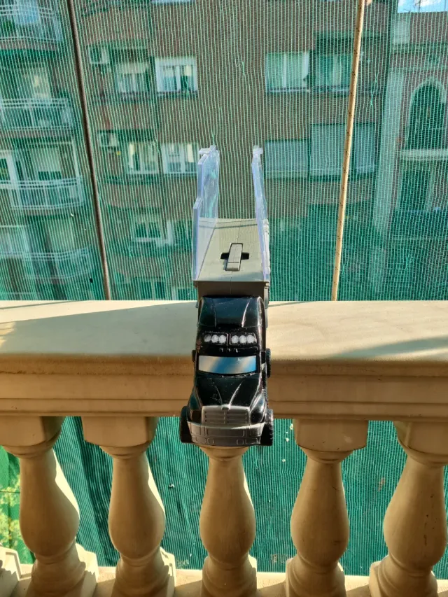 Camion transporta coches 28 coches en total