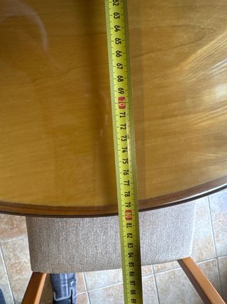 Mesa y sillas de comedor redonda cristal y madera