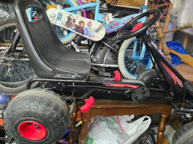 Coche de pedales infantil