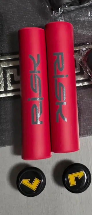 Puños y tapones manillar bicicleta RISK