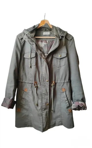 Parka verde con capucha