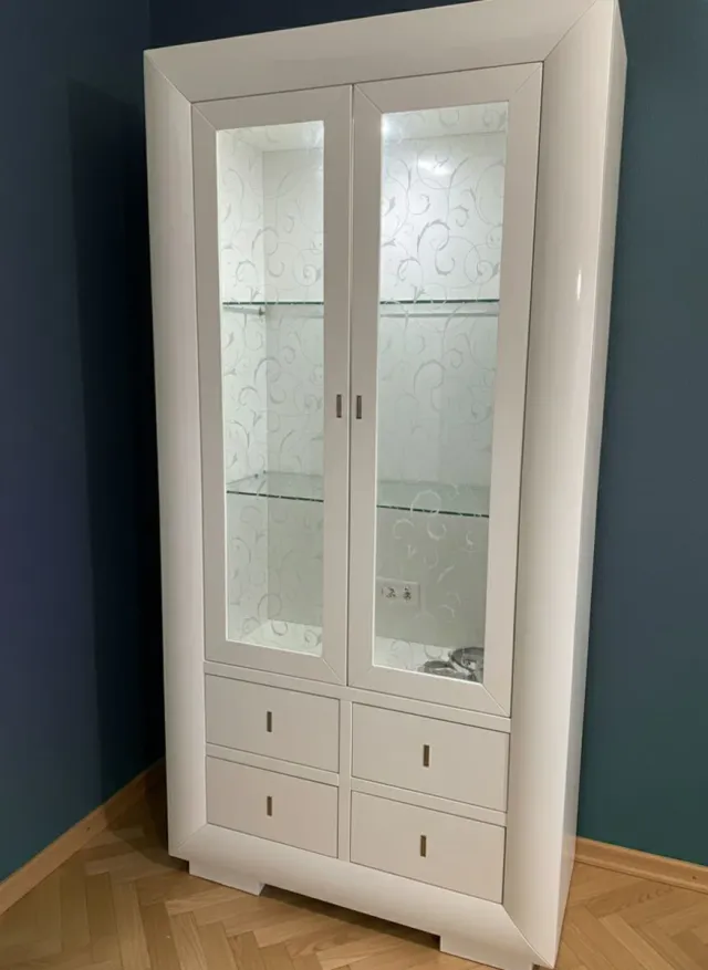 Vitrina madera lacada blanca, cristal decorado