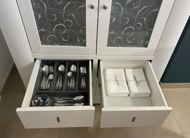 Vitrina madera lacada blanca, cristal decorado