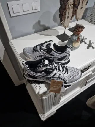 Zapatillas ASICS plateadas y negras