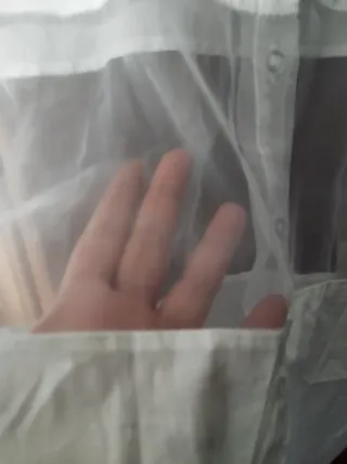 Camisa blanca unisex con transparencias