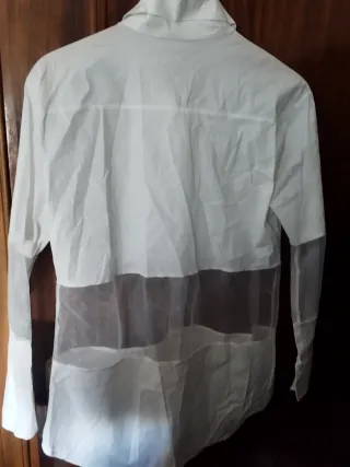 Camisa blanca unisex con transparencias