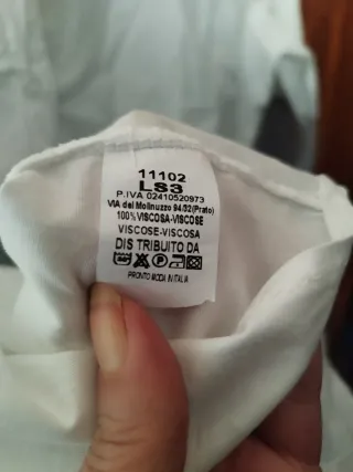 Camisa blanca unisex con transparencias