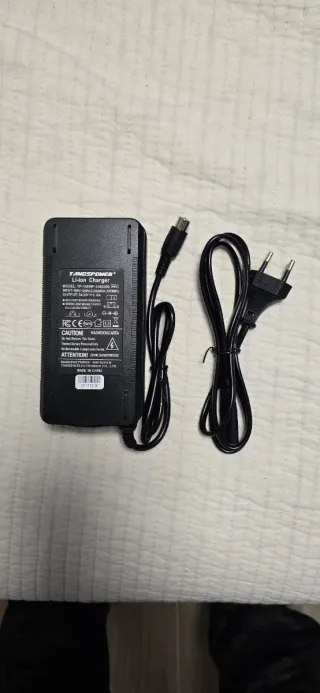 Cargador Li-ion Patinete Eléctrico