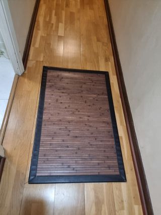 Alfombra de bambú marrón y negro